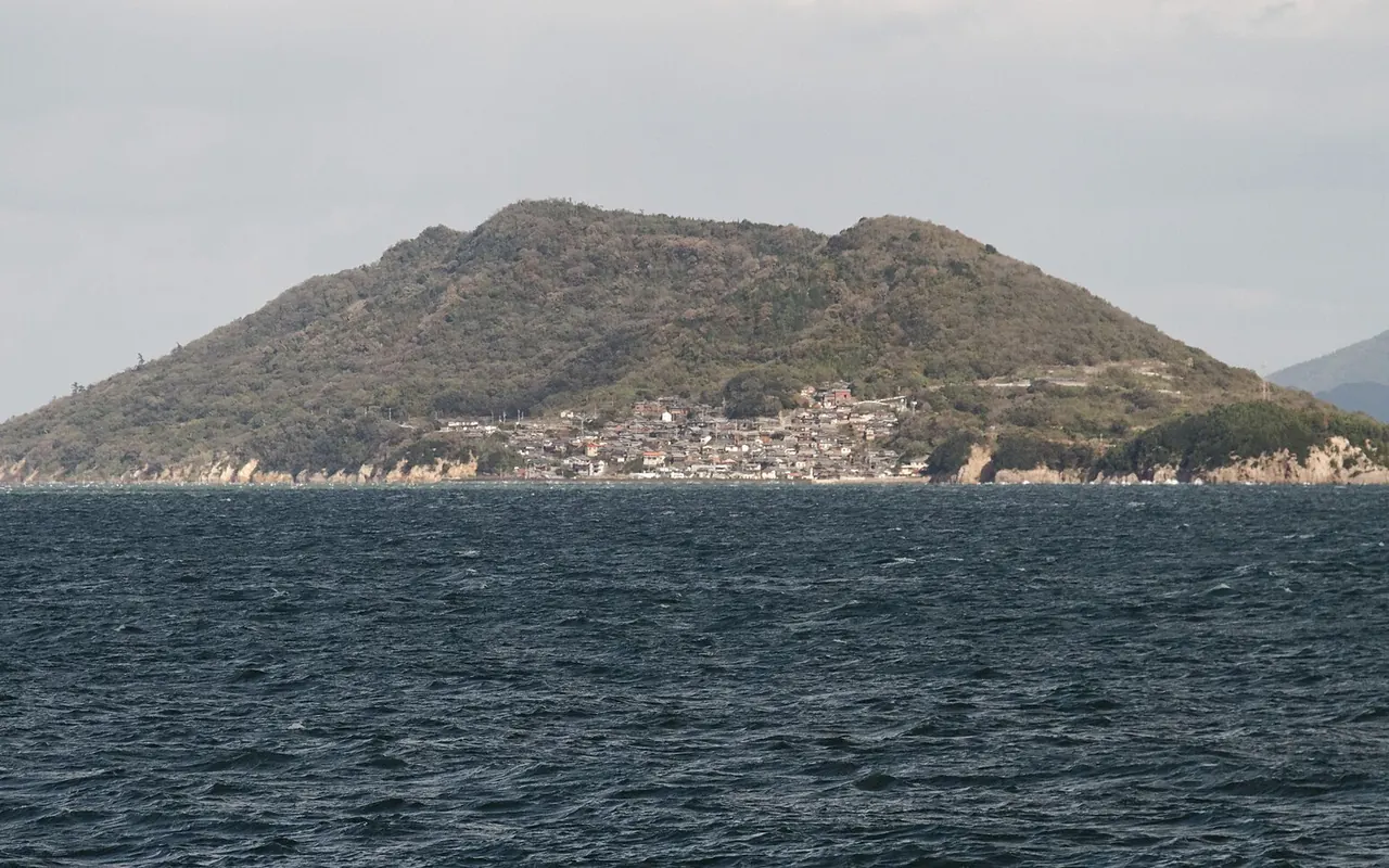Die grünen Hügel von Naoshima, vom Wasser aus von der Fähre gesehen